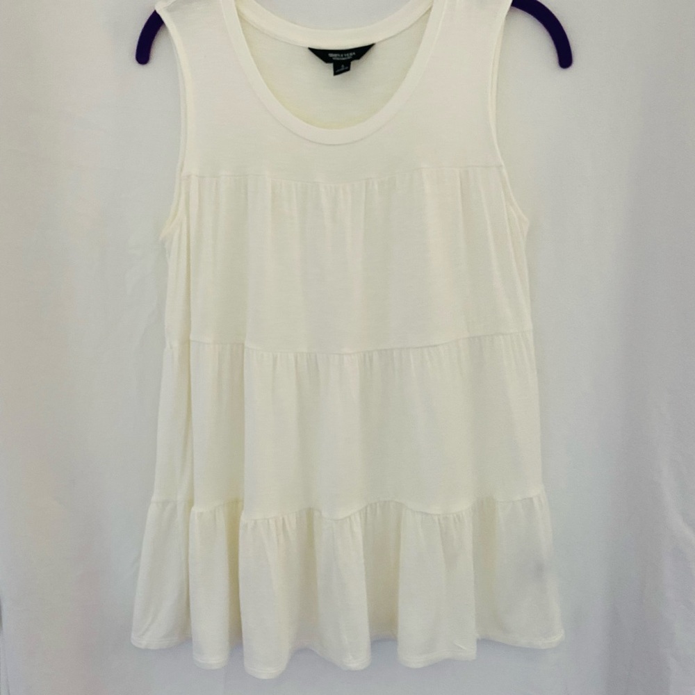 White shirred Simply Vera want sleveless shirt. Size small